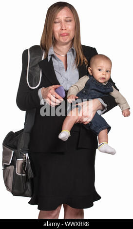 Professionelle Dame mit Handy und Baby in armen Weinen Stockfoto