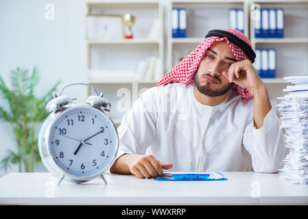 Arabische Geschäftsmann, die im Büro tun Schreibarbeit mit Pi Stockfoto