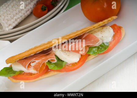 Panini-Sandwich mit frischen Caprese und Parma Schinken Stockfoto