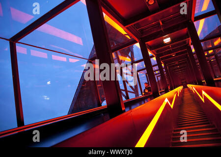 Beleuchtete Treppen, Zeche Zollverein, Essen, Ruhrgebiet, Nordrhein-Westfalen, Deutschland, Europa Stockfoto