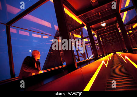 Beleuchtete Treppen, Zeche Zollverein, Essen, Ruhrgebiet, Nordrhein-Westfalen, Deutschland, Europa Stockfoto