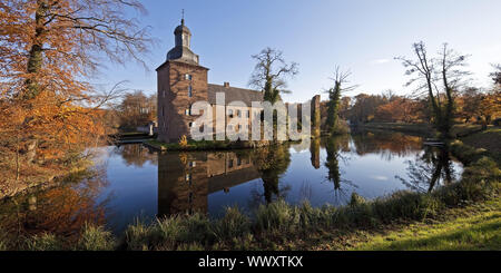 Tueschenbroich Schloss im Herbst, Wegberg, Niederrhein, Nordrhein-Westfalen, Deutschland, Europa Stockfoto