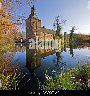 Tueschenbroich Schloss im Herbst, Wegberg, Niederrhein, Nordrhein-Westfalen, Deutschland, Europa Stockfoto