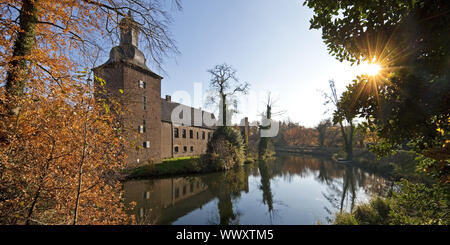 Tueschenbroich Schloss im Herbst, Wegberg, Niederrhein, Nordrhein-Westfalen, Deutschland, Europa Stockfoto