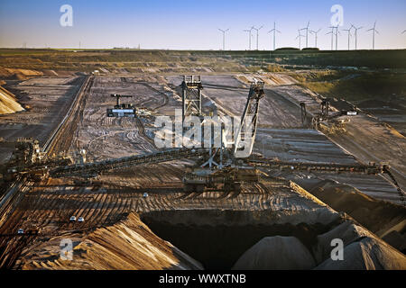 Braunkohle Tagebau mit Stapler, Garzweiler, Juechen, Nordrhein-Westfalen, Deutschland, Europa Stockfoto