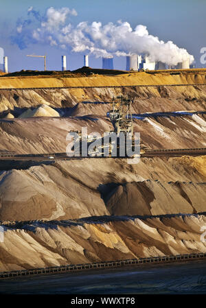 Braunkohle Tagebau mit Ablagefach, Kraftwerk im Hintergrund, Garzweiler, Deutschland, Europa Stockfoto