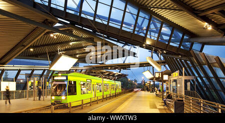 Bus- und Straßenbahn-terminal Neue Mitte Oberhausen, Ruhrgebiet, Nordrhein-Westfalen, Deutschland, Europa Stockfoto