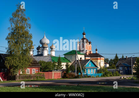 Kathedrale und der Heiligen Kreuzerhöhung Kirche in der tichwin Annahme (Mariens) Kloster, Tichwin, Russland Stockfoto