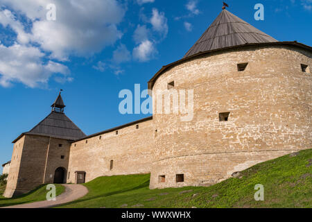 Gate Tower und Klimentovskaya Turm der alten mittelalterlichen Ladoga Festung in Russland Stockfoto