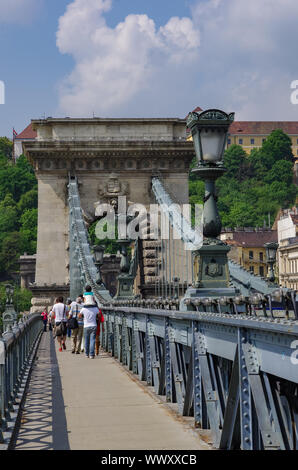 Budapest, Ungarn - 19. Mai 2010: Fußgänger auf der Széchenyi Kettenbrücke. Stockfoto