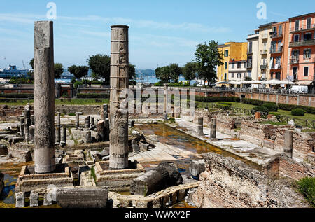 Macellum di Pozzuoli; Tempi di Serepide; Markt; Spalten die Höhe des Meeresspiegel; 1. Jahrhundert; alte Ruinen; Gebäude, Restaurant, Tische im Freien, u Stockfoto