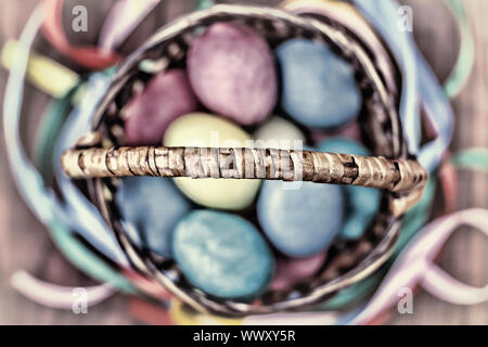 Ostern Eier. Ostern bunte Bänder auf einem Holztisch, Ansicht von oben Stockfoto