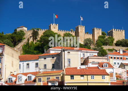 Saint George Schloss von Wohnhäusern der Alfama umgeben. Lissabon. Portugal Stockfoto