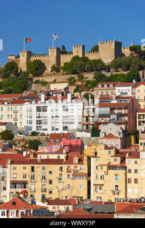 Saint George Schloss von Wohnhäusern der Alfama umgeben. Lissabon. Portugal Stockfoto