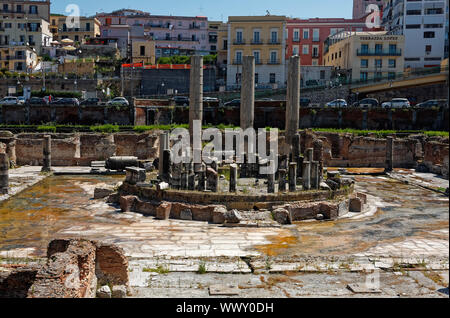 Macellum di Pozzuoli; Tempi di Serepide; Markt; Spalten die Höhe des Meeresspiegel; 1. Jahrhundert; alte Ruinen; Gebäude, Stadt Szene, Fahrzeuge geparkt, Stockfoto