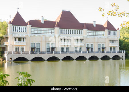 Moskau, Russland - 11. August 2015: Ein schönes Gebäude - die Burg auf dem See auf dem Gebiet der Exhibition Center, Mosco Stockfoto