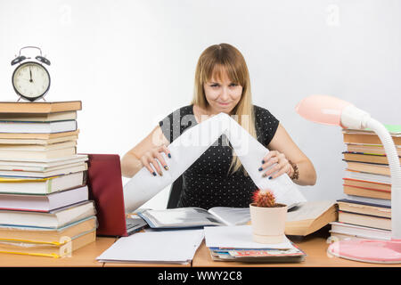 Student mit Verachtung zerknüllt Zeichnung Kursprojekt Stockfoto