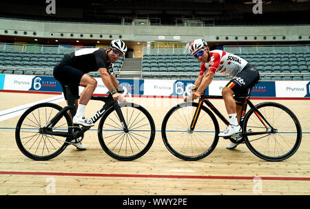 Mark Cavendish und Kaleb Evans (rechts) bei einem Fotoshooting bei Lee Valley Olympic VeloPark, Queen Elizabeth Park, London. Stockfoto