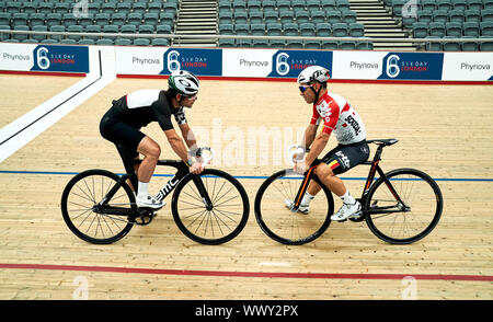 Mark Cavendish und Kaleb Evans (rechts) bei einem Fotoshooting bei Lee Valley Olympic VeloPark, Queen Elizabeth Park, London. Stockfoto