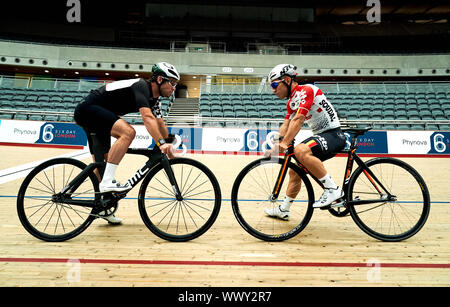 Mark Cavendish und Kaleb Evans (rechts) bei einem Fotoshooting bei Lee Valley Olympic VeloPark, Queen Elizabeth Park, London. Stockfoto