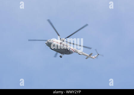 Anapa, Russland - 10. März 2016: Russische Hubschrauber Mi-8 MTV-1 im Flug, in den Farben der russischen Katastrophenschutzministeriums Stockfoto