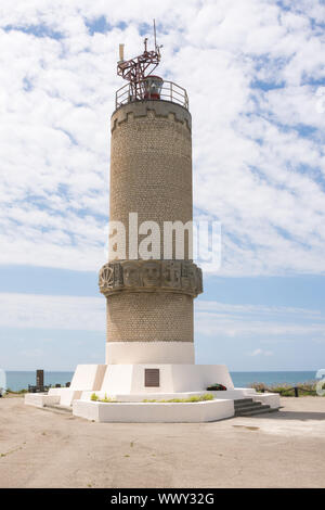 Große Utrischer, Russland - 17. Mai 2016: Denkmal zum Leuchtturm auf der Insel Utrischer, Baujahr 1975 in Hommage an alle Segler o Stockfoto