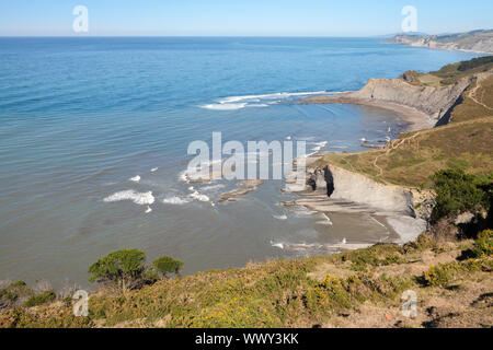 Strand in der Nähe von Sakoneta Itxaspe, Baskische Küste Geopark, Provinz Guipuzcoa, das Baskenland, Spanien Stockfoto