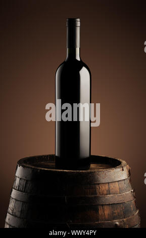 Flasche Rotwein auf Wodden Lauf Stockfoto