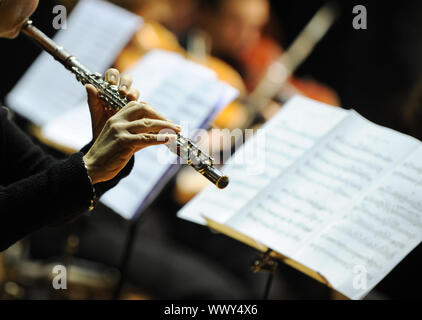Frau Flötenspiel während eine klassische Konzertmusik Stockfoto