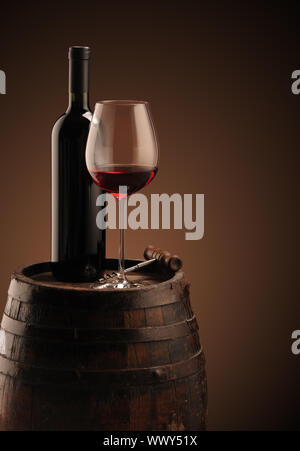 Flasche Rotwein und Weinglas auf Wodden Lauf Stockfoto