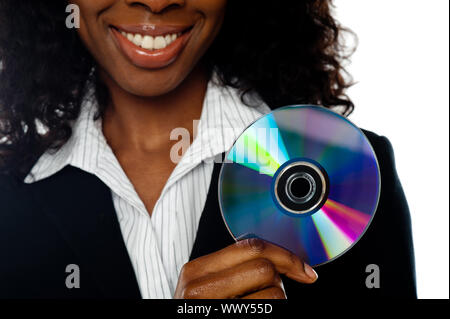 Bild des Lächelns afrikanischer Frauen executive zeigt DVD beschnitten Stockfoto
