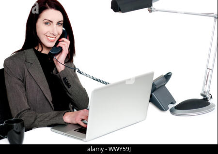 Weiblichen Operator am Telefon sprechen und Lächeln. Aktiv im Büro Stockfoto