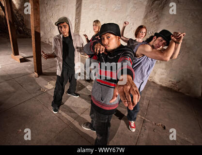 Kühlen mexikanischen Breakdancer in U-Einstellung Stockfoto