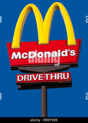 CAIRNS, Australien - 2. Dezember: McDonald's logo und Drive-thru Zeichen gegen den blauen Himmel Hintergrund am Dez. 3, in Cairns, Australien 2010. Stockfoto