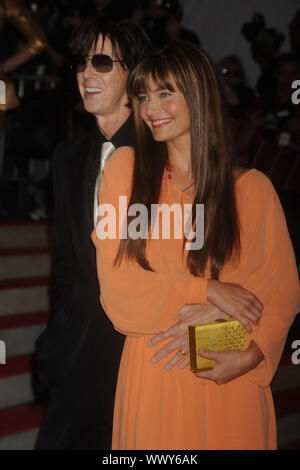 NEW YORK - Mai 04: Ric Ocasek, Paulina Porizkova besucht' das Modell als Muse: Mit der Mode' Costume Institute Gala im Metropolitan Museum der Kunst am 4. Mai 2009 in New York City People: Ric Ocasek, Paulina Porizkova Stockfoto