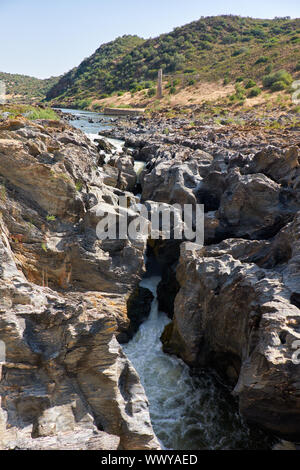 Pulo do Lobo oder Wolf sprung Wasserfall und Kaskade auf dem Fluss Guadiana, Alentejo, Portugal Stockfoto