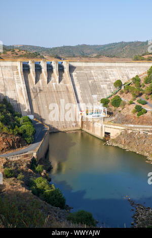 Pomarao Damm und Wasserkraftwerk auf chanza Behälter in der Nähe des Flusses Guadiana zwischen Portugal und Spanien Stockfoto