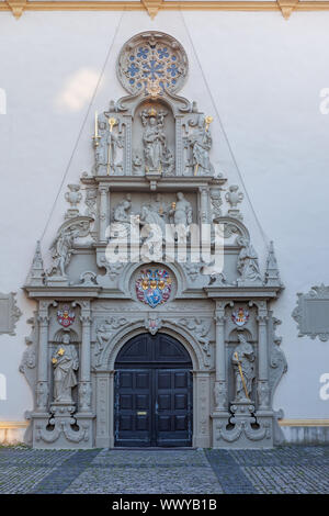 Kunstvolle Eingang zur Wallfahrtskirche "Maria im Sand" In Dettelbach Stockfoto