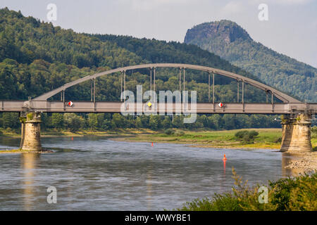 Blick auf die Elbe mit Eisenbahnbrücke in der Nähe von Bad Schandau Stockfoto