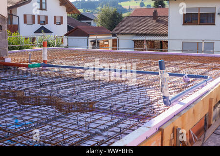 Gerippe Decke mit drain Installation, elektrische Installation und Eisen Gitter vor dem Betonieren. Stockfoto