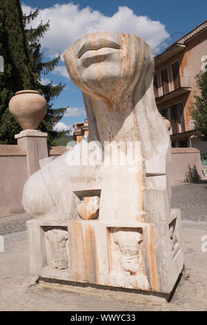 Die Skulptur mit dem Titel der Polnischen Künstler Igor Mitoraj außerhalb der Villa D'Este in Tivoli in Italien Kiss Stockfoto