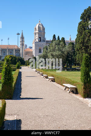 Der Blick auf die Kirche von Santa Maria durch den Garten der Empire Square. Lissabon, Portugal Stockfoto