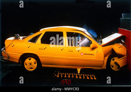 1993 Vauxhall Cavalier Crash Test. Stockfoto