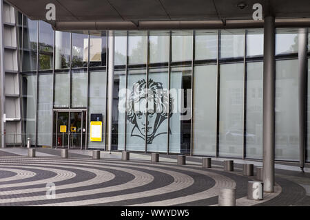 Zeichnung von Ludwig van Beethoven in der gläsernen Fassade der Post Tower, Bonn, Deutschland, Europa Stockfoto