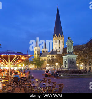 Beethoven Denkmal und Bonn Muenster am Abend, Bonn, Nordrhein-Westfalen, Deutschland, Europa Stockfoto