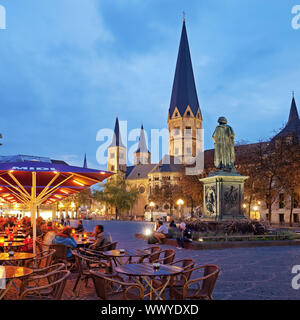 Beethoven Denkmal und Bonn Muenster am Abend, Bonn, Nordrhein-Westfalen, Deutschland, Europa Stockfoto