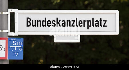 Straßenschild, offiziellen Straßennamen unterzeichnen Bundeskanzler's Square, Bonn, Deutschland, Europa Stockfoto