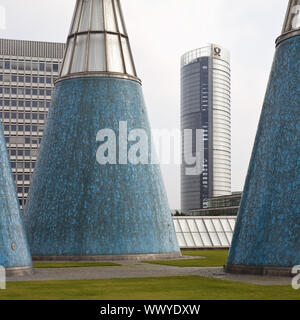 Dachgarten der Kunst- und Ausstellungshalle mit concical Lichtschächte und Post Tower, Bonn, Deutschland Stockfoto