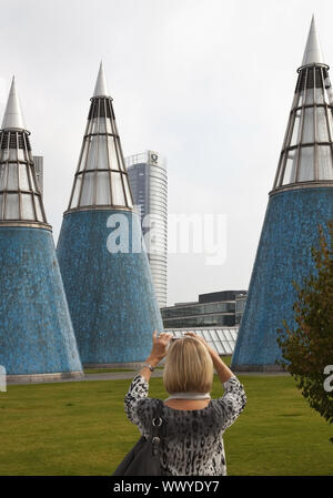 Frau, die Bilder von der concical Lichtschächte der Kunst- und Ausstellungshalle, Bonn, Deutschland Stockfoto