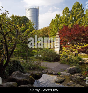 Japanischer Garten und Post Tower, Rheinaue, Bonn, Rheinland, Nordrhein-Westfalen, Deutschland, Europa Stockfoto